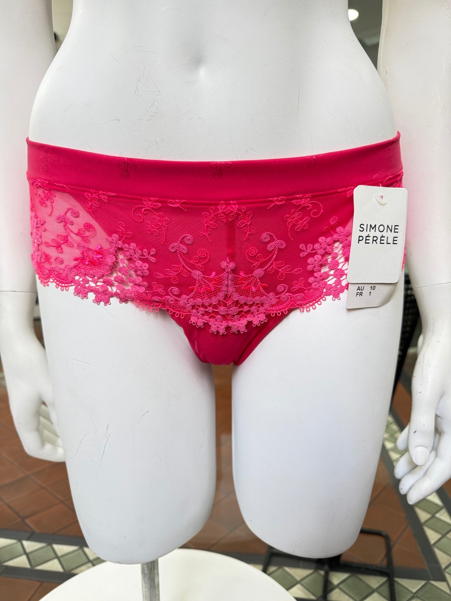 Simone Perele Intrigue Brief
